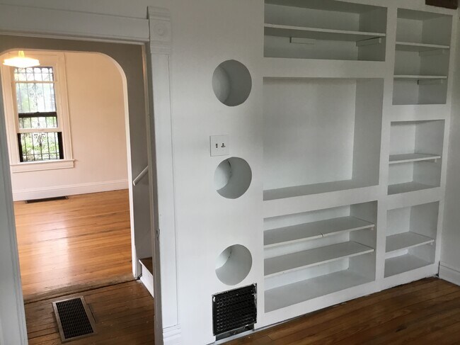 Building Photo - 831 S Cascade Ave