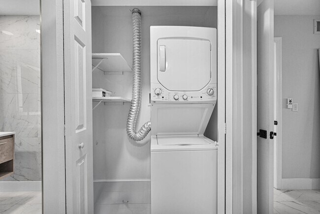 Building Photo - 6279 Bay Club Dr