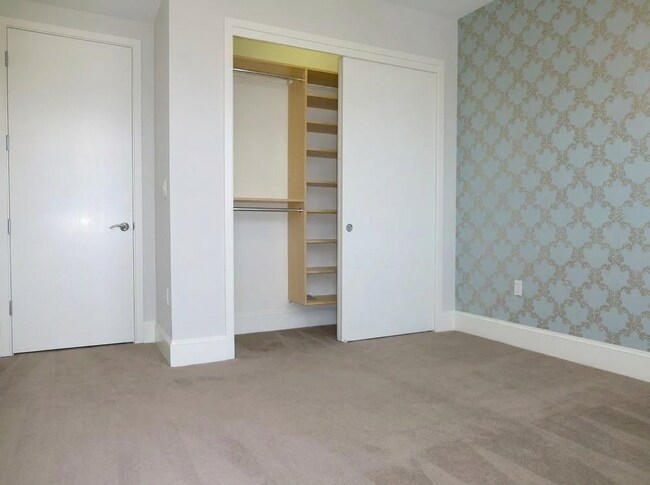 Building Photo - 72 Langton St