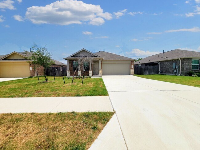 Building Photo - Modern & Spacious 3BR/2BA Home with Covere...