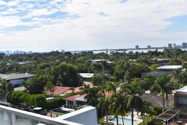 Building Photo - 9940 W Bay Harbor Dr