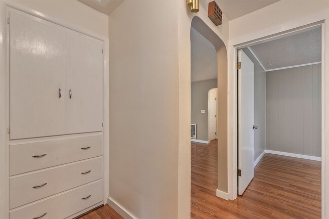 Building Photo - 2 bed 1 bath home in the heart of downtown Forest Grove