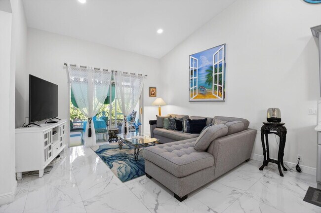 Building Photo - 6247 Heliconia Rd