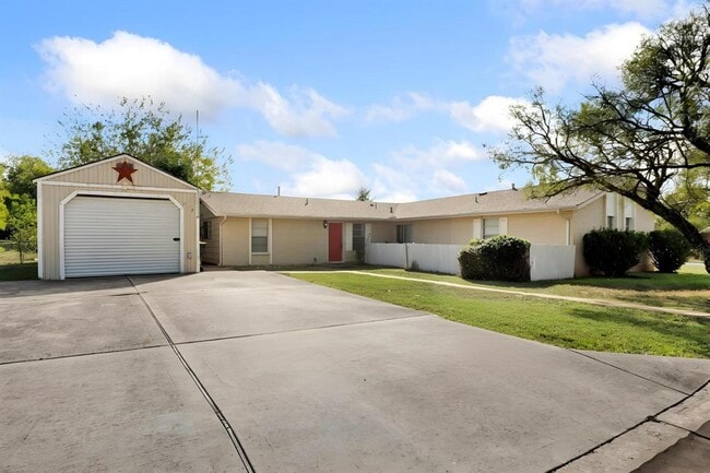 Building Photo - 2405 Parker Cir