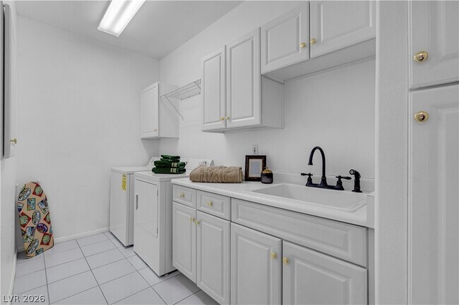 Building Photo - 2050 W Warm Springs Rd