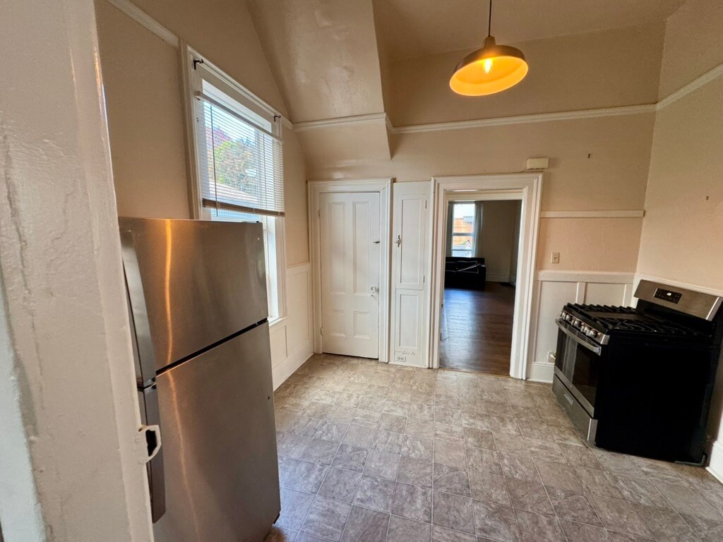 Kitchen - 1231 E 19th St