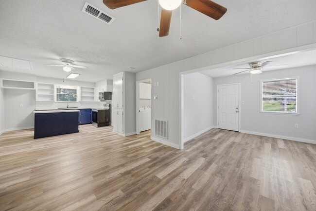 Building Photo - 9481 Lake Forest Cir