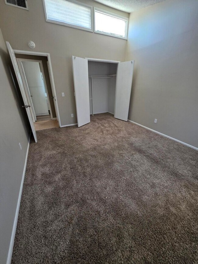 Building Photo - Move in Ready!!