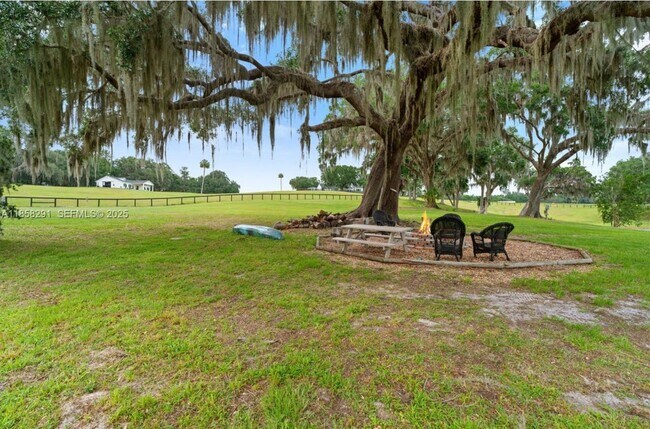 Building Photo - 20925 NW 100th Avenue Rd