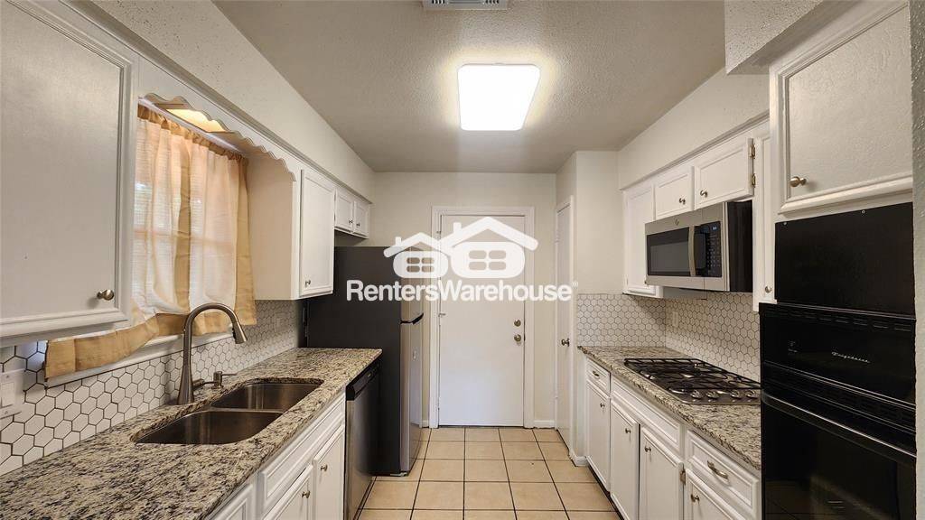 Building Photo - 2702 Foliage Green Dr