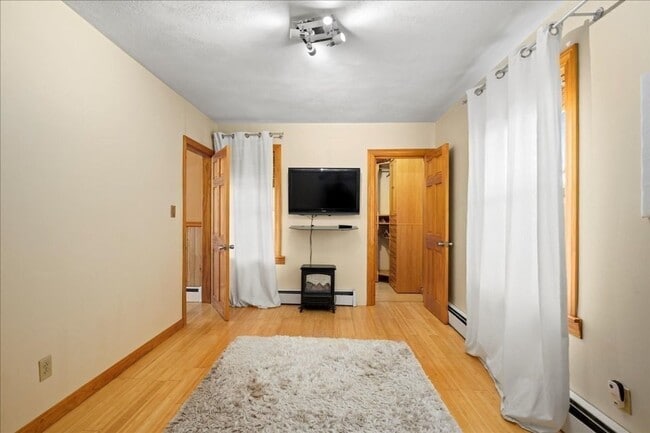 Building Photo - 19 Orient St