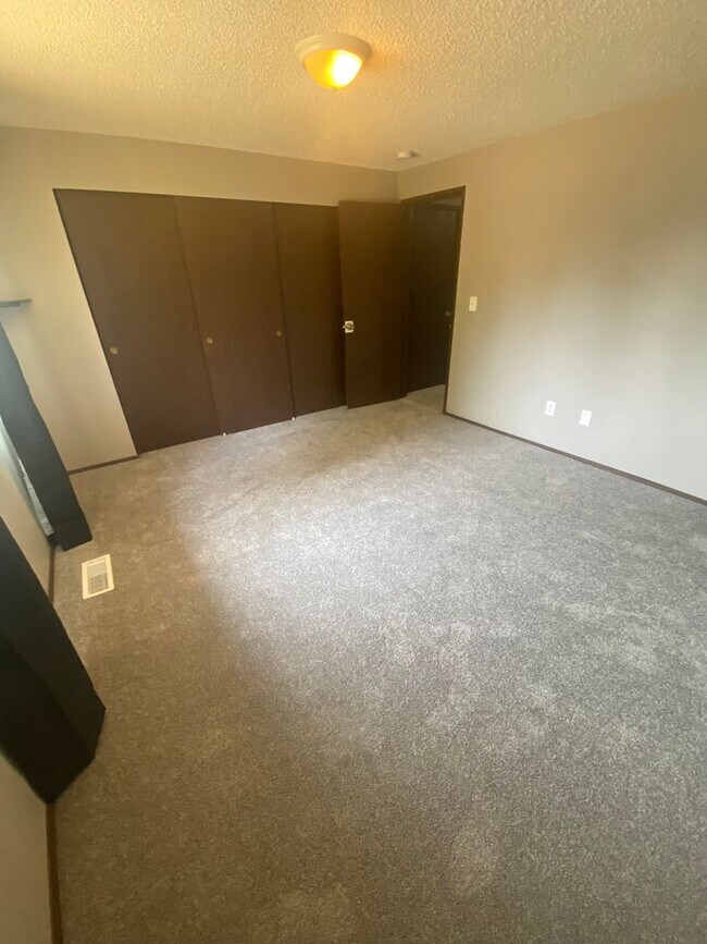 Building Photo - 3 Bed Room 1.75 Bath , New Floor Covering , New Interior Paint