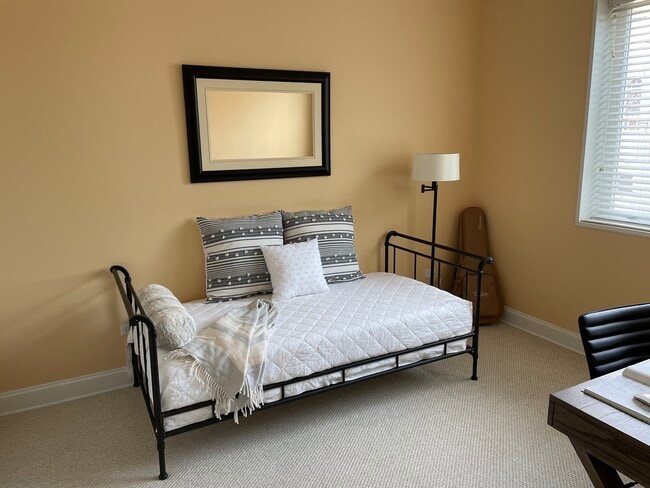 Building Photo - 2801 W Ardmore Ave