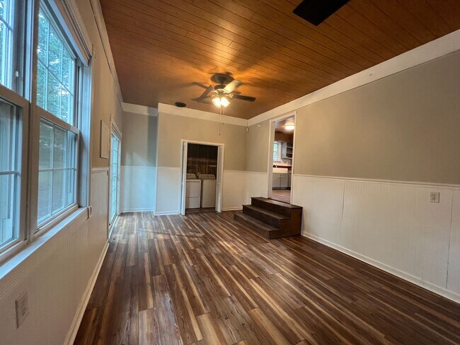 Building Photo - Cute 3 Bed 2 Bath!