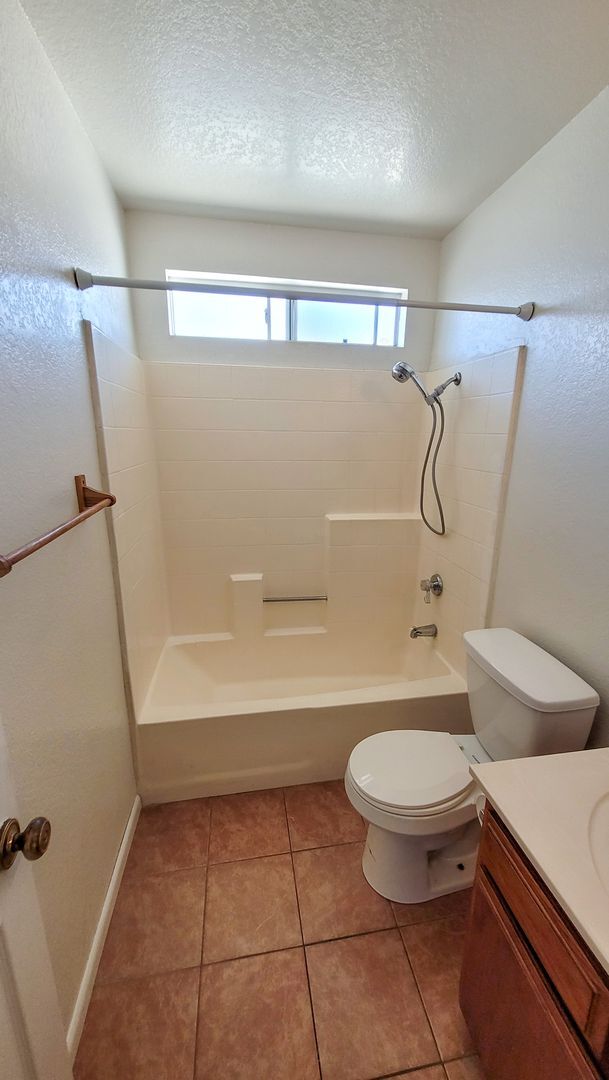 Building Photo - Upstairs 3 Bedroom 2 Bath Apartment with H...