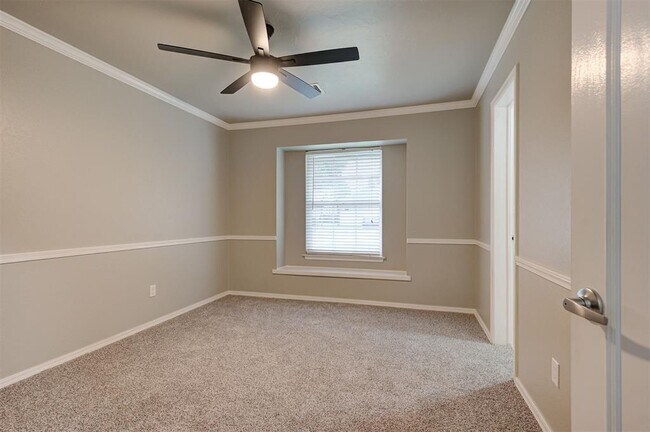 Building Photo - 9009 Lakeaire Dr