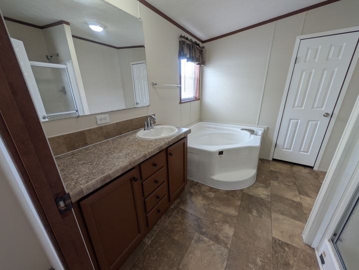 Building Photo - 15843 Charlemagne Ave W