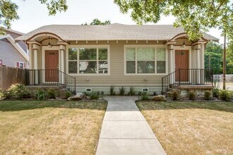 Building Photo - Beautiful, extensively renovated Historic Craftsman Triplex in North Oak Cliff