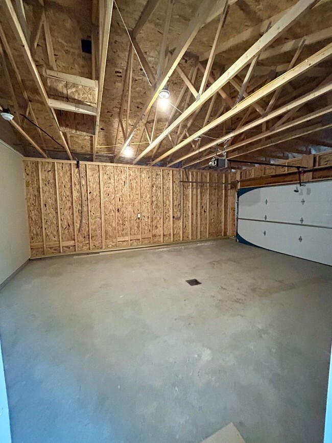 Building Photo - Spacious & Stylish 4-Bed Home with Modern Finishes and Attached 2-Stall Garage