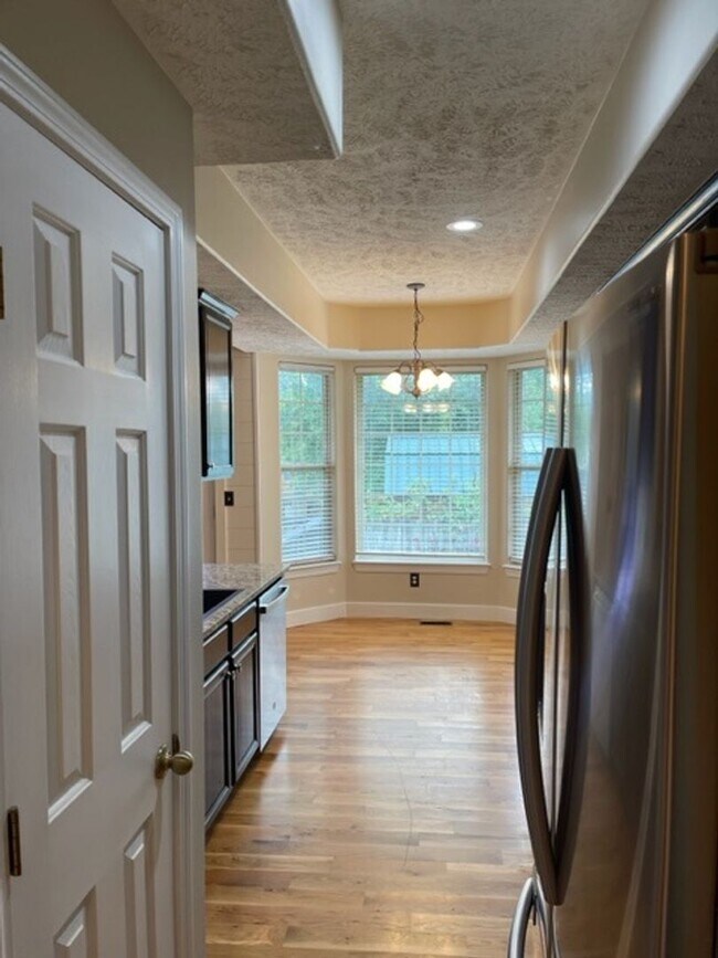 Building Photo - PRE-LEASING - 3 Bedroom in East Republic