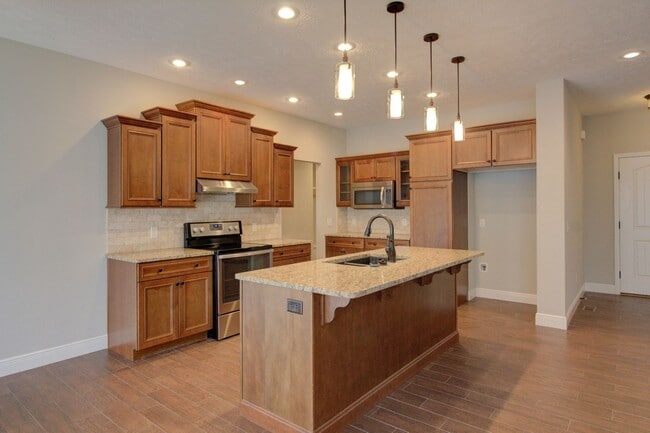 Building Photo - 4 Bedroom Home w/ 3-Car Garage