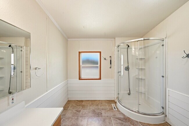 Building Photo - $2,595.95, 5 bed, 3.5 bath with a fenced back yard