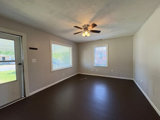 Building Photo - 2 Bedroom, 1 Bathroom House in High Point!