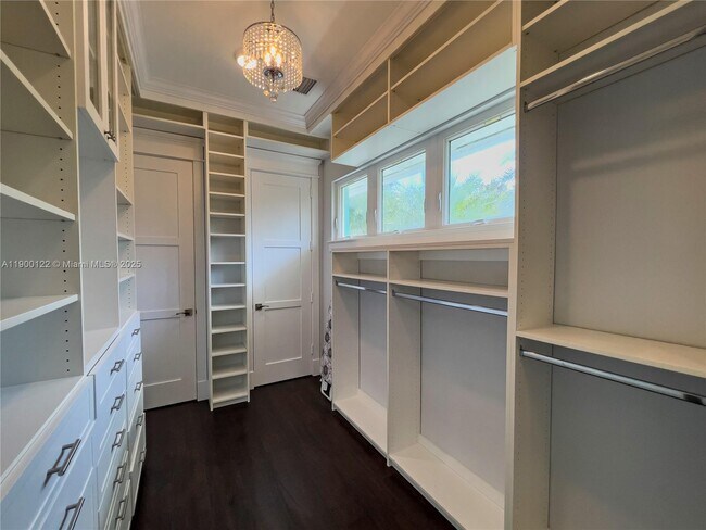 Building Photo - 545 SW Indianola St