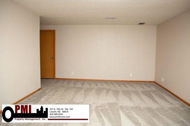 Building Photo - 3 Bedroom and 3 Bathroom Duplex. Available...