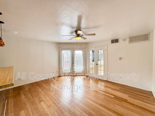 Building Photo - 9839 Walnut St