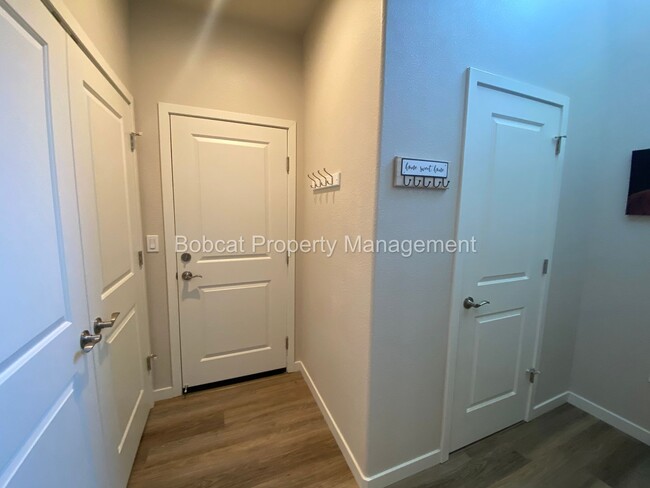 Building Photo - Nicely Furnished Townhome in Indian Hills