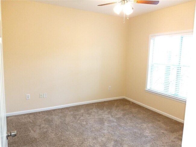 Building Photo - 2700 Pine Tree Rd NE