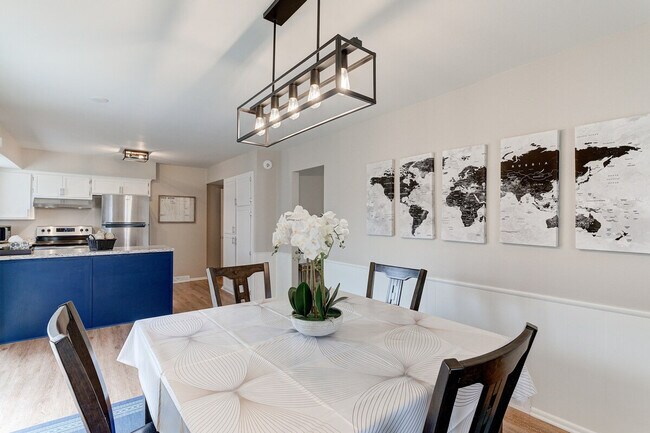 Building Photo - 2421 Saratoga Rd