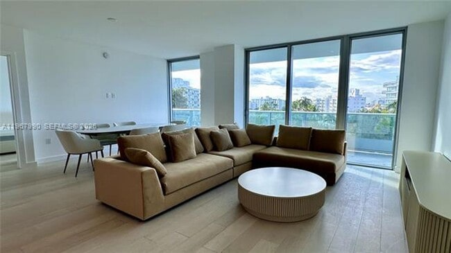 Building Photo - 9201 E Bay Harbor Dr