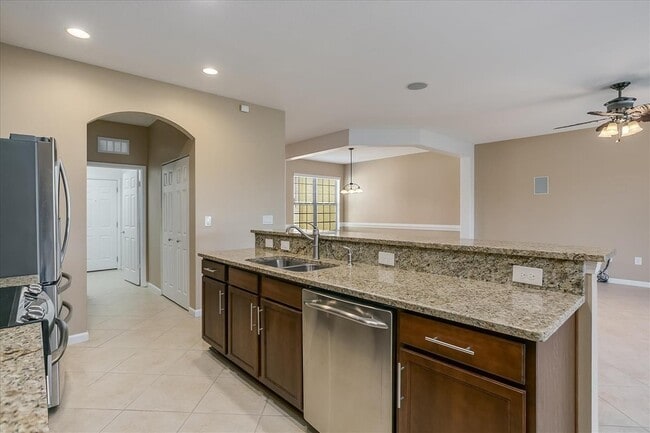 Building Photo - Beautiful Townhome in Vizcaya