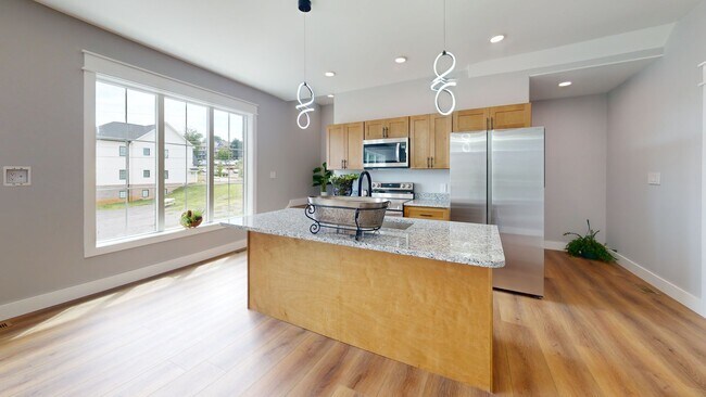 Building Photo - One Private Bedroom/Bath in Spacious 5BR/5BA Townhome Near UTK