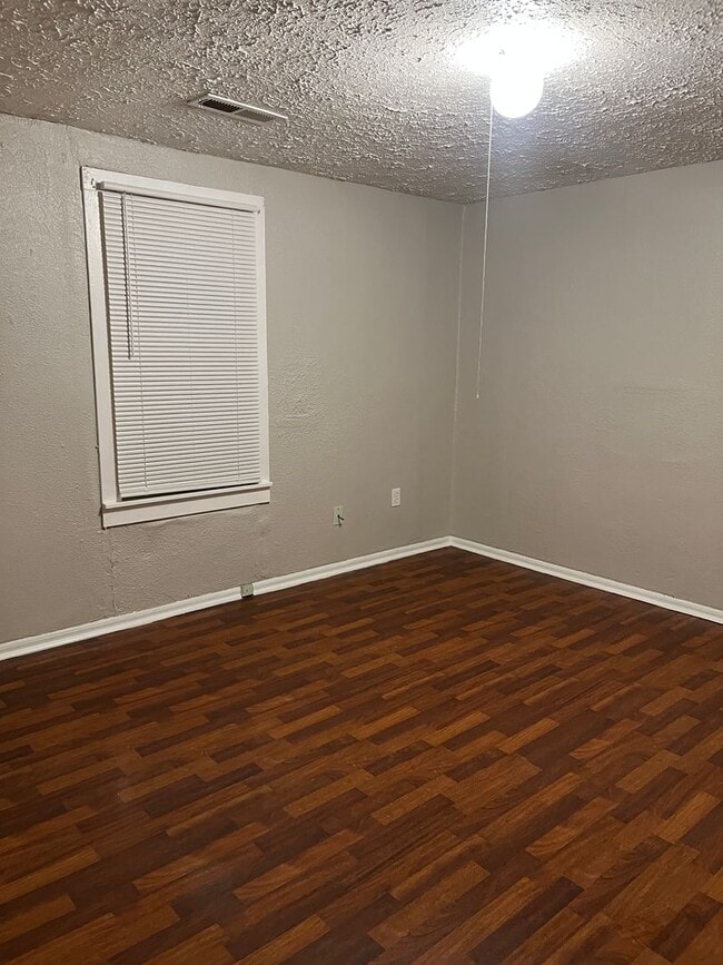 Building Photo - 6128 E 11th St