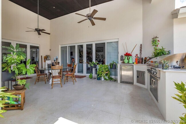 Building Photo - 17070 Royal Cove Way