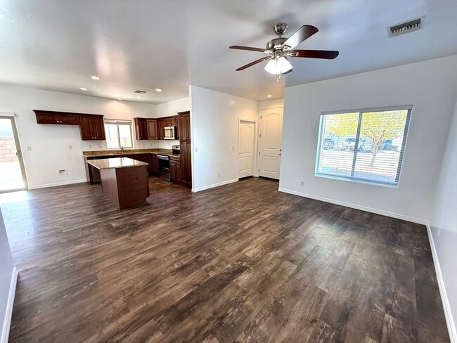 Building Photo - Great 3 Bedroom, 2 Bathroom Home Centrally Located- Available Now!