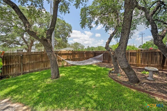 Building Photo - 220 Hinge Creek