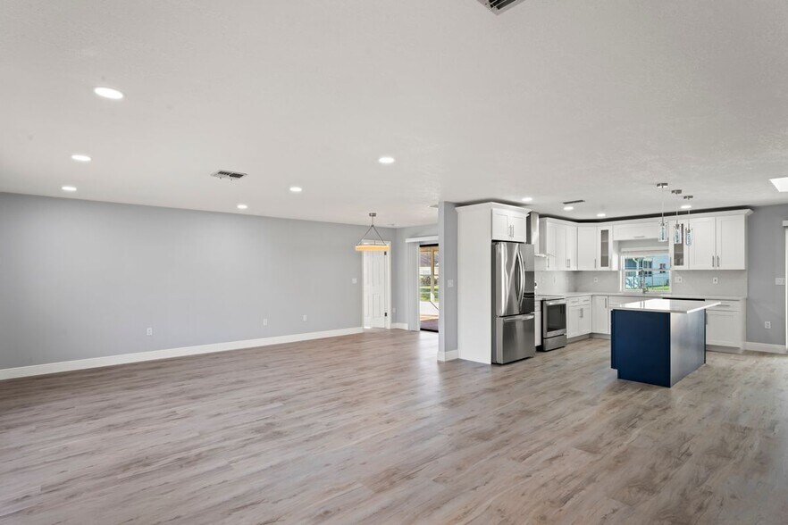 Building Photo - 8312 Roxboro Dr