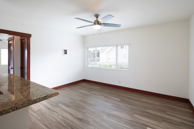 Building Photo - Point Loma 1BR with W/D In-Unit, Great Vie...