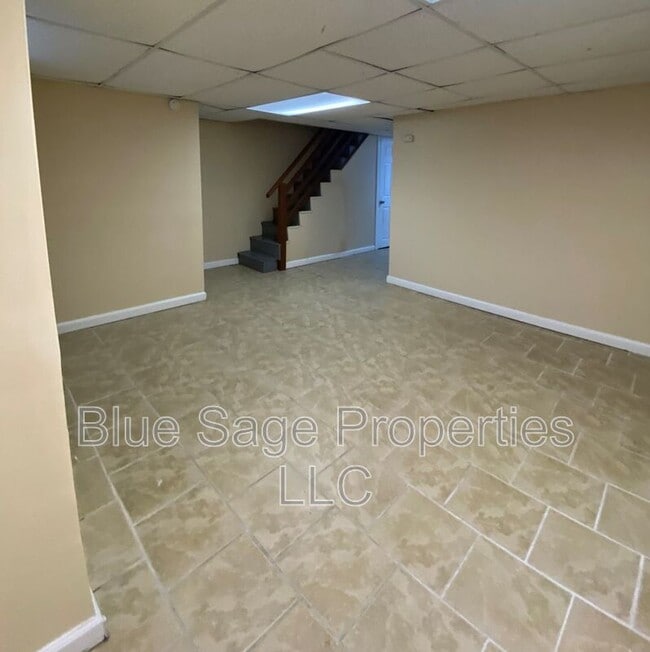 Building Photo - 6829 Clover Ln