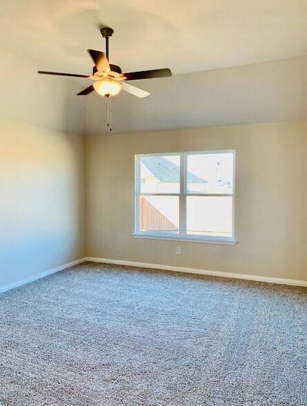 Building Photo - 808 Fallbrook Dr