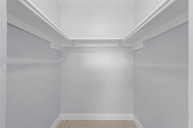 Building Photo - 980 NE 170th St