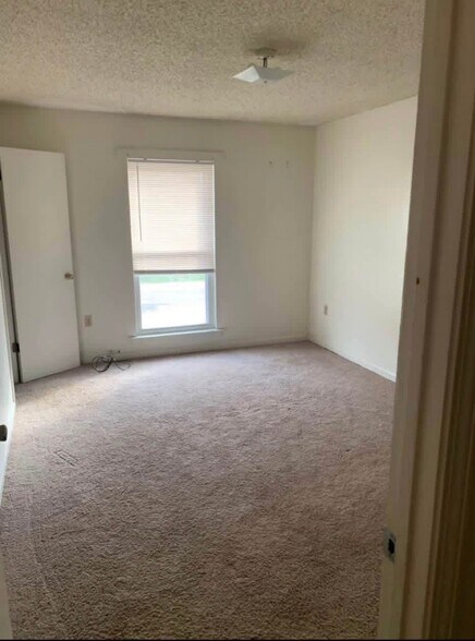 Building Photo - 205 Cathryn Dr