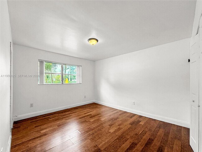 Building Photo - 520 NE 38th St