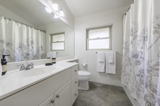 Building Photo - Beautiful Ocean View Home in Makakilo