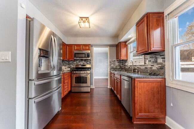 Building Photo - 1490 Brookside Dr