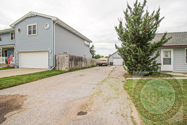 Building Photo - 2 Bed 1 Bath Home in Council Bluffs, IA